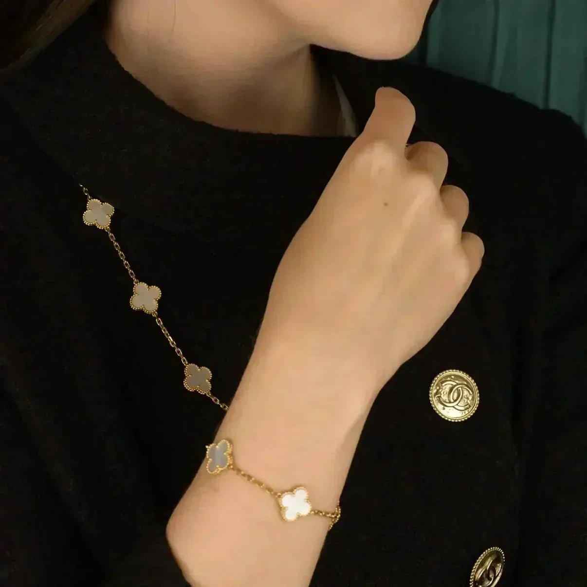 [Zalyn]LUCKY CLOVER 5-MOTIF BRACELET - WHITE MOTHER-OF-PEARL COLLECTION