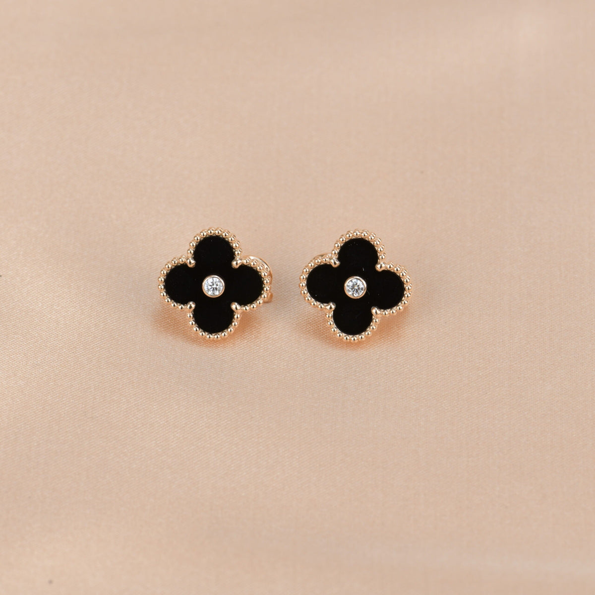 [Zalyn Jewelry ]CLOVER MEDIUM 1 MOTIFS ONYX DIAMOND EARRINGS