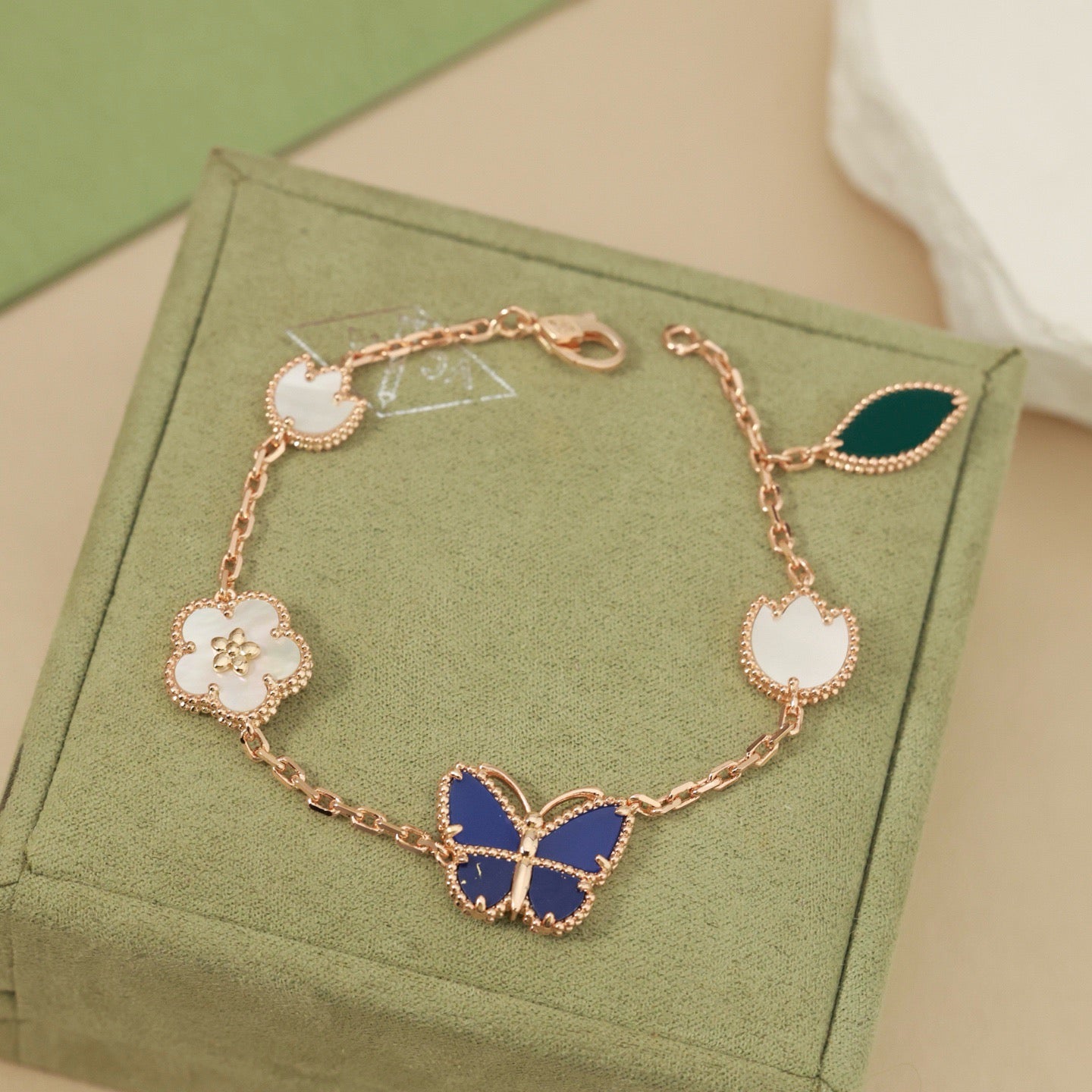 [Zalyn]SPRING ENCHANTMENT BUTTERFLY & FLORAL CHARM BRACELET