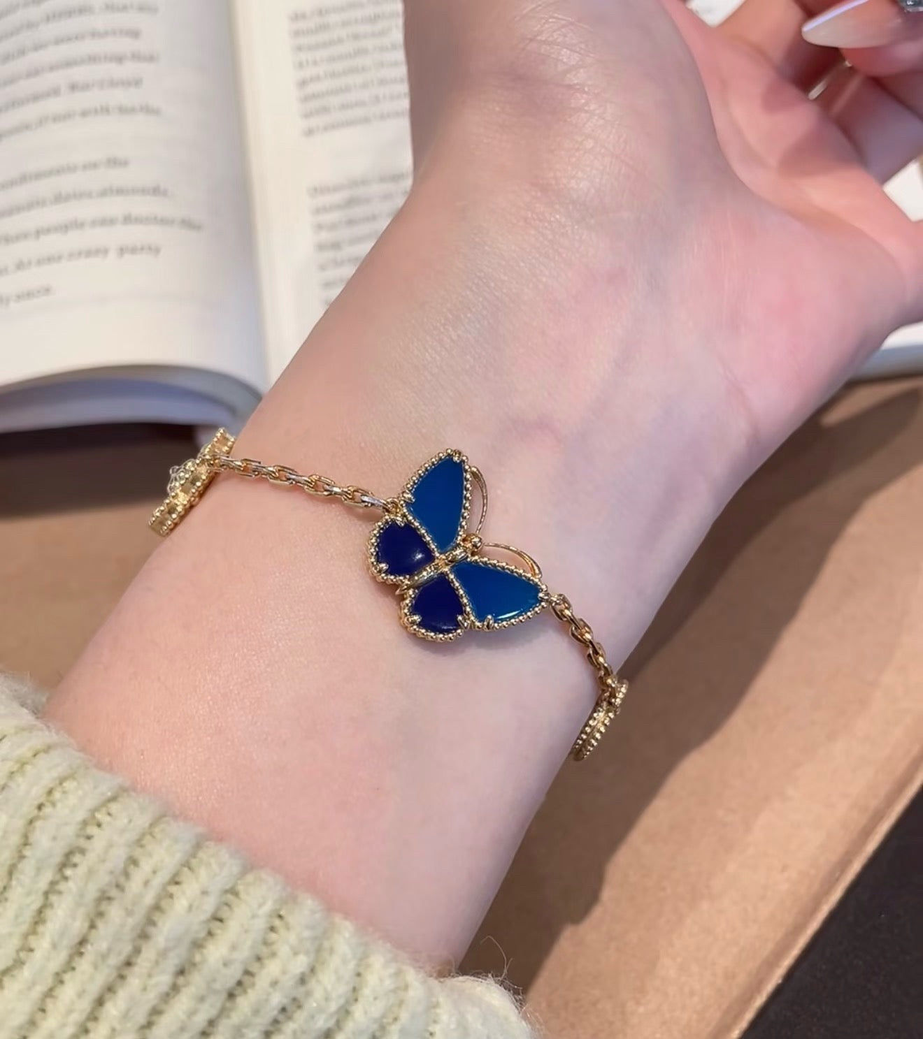 [Zalyn]SPRING ENCHANTMENT BUTTERFLY & FLORAL CHARM BRACELET