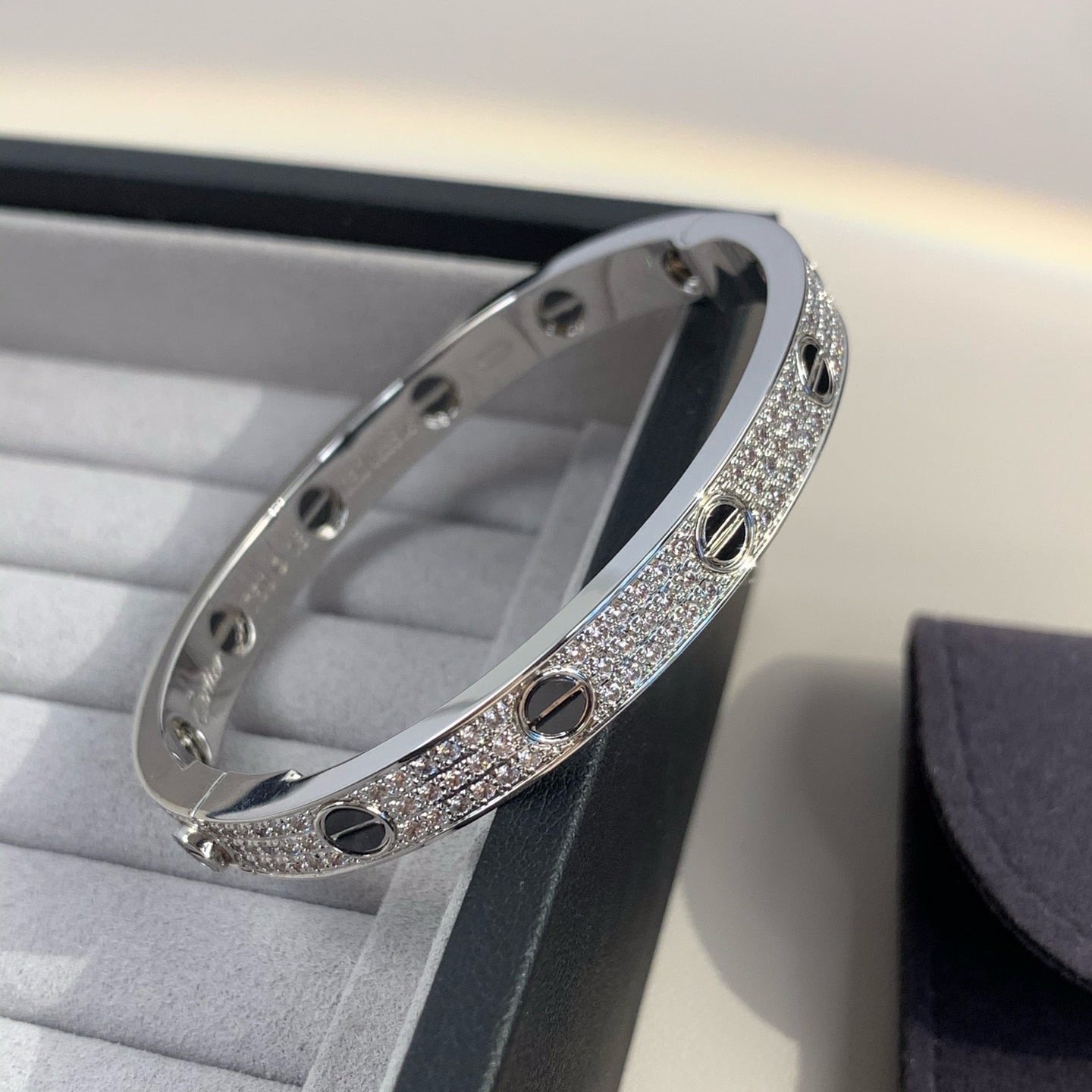 [Zalyn]CLASSIC 6.1MM LOVE BANGLE - DIAMOND PAVÉ & BLACK CERAMIC