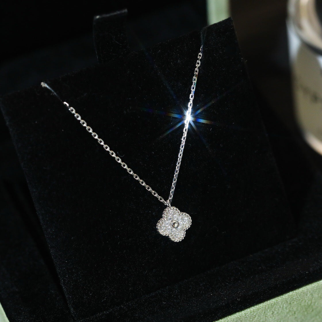[Zalyn Jewelry ]CLOVER MINI 9.5MM PENDANT DIAMOND NECKLACE