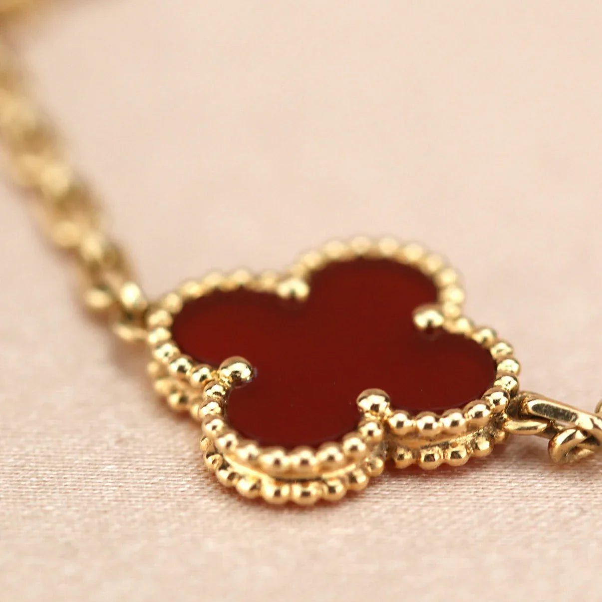[Zalyn]LUCKY CLOVER 5-MOTIF BRACELET - RED CARNELIAN COLLECTION