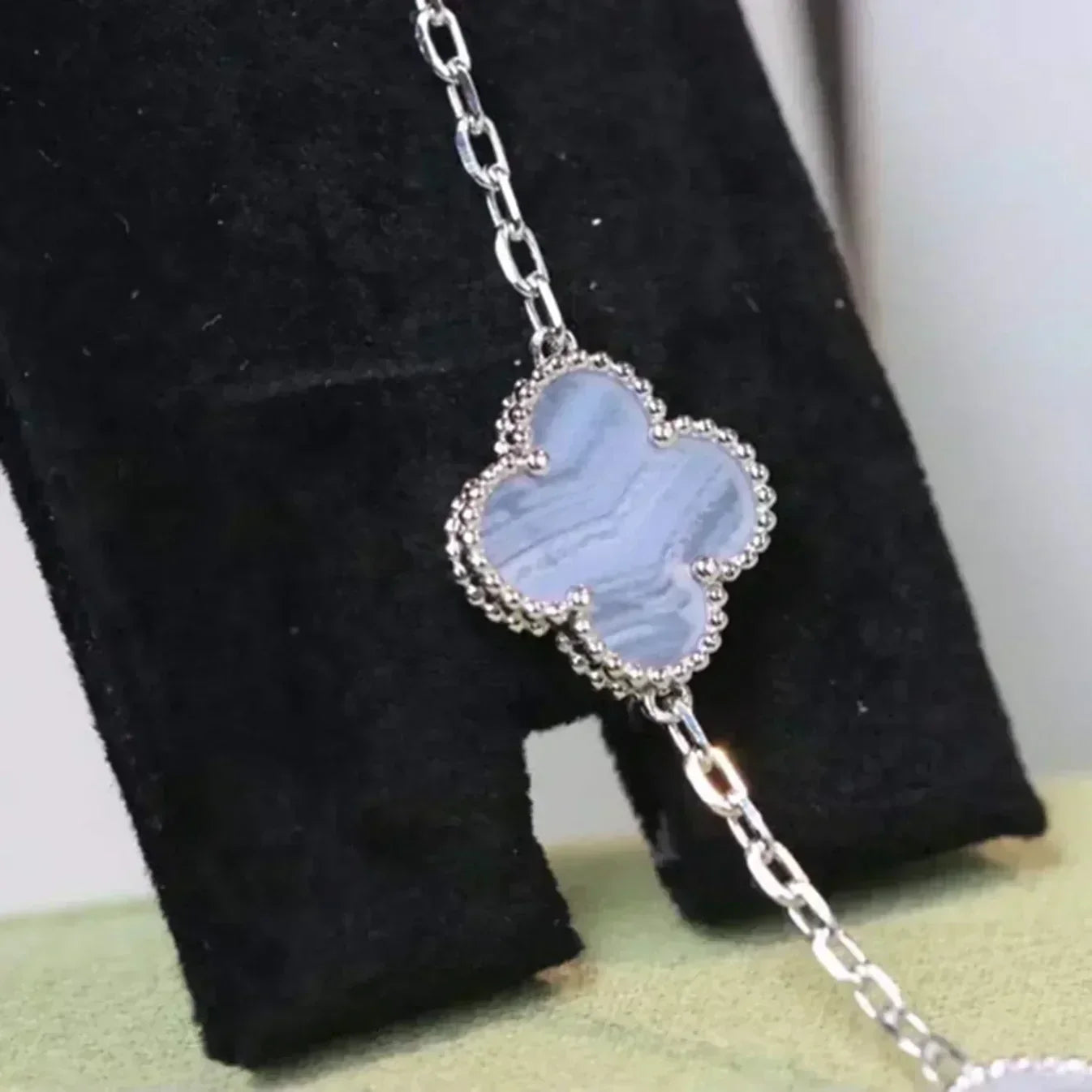 [Zalyn]LUCKY CLOVER 5-MOTIF BRACELET - PURPLE CHALCEDONY COLLECTION