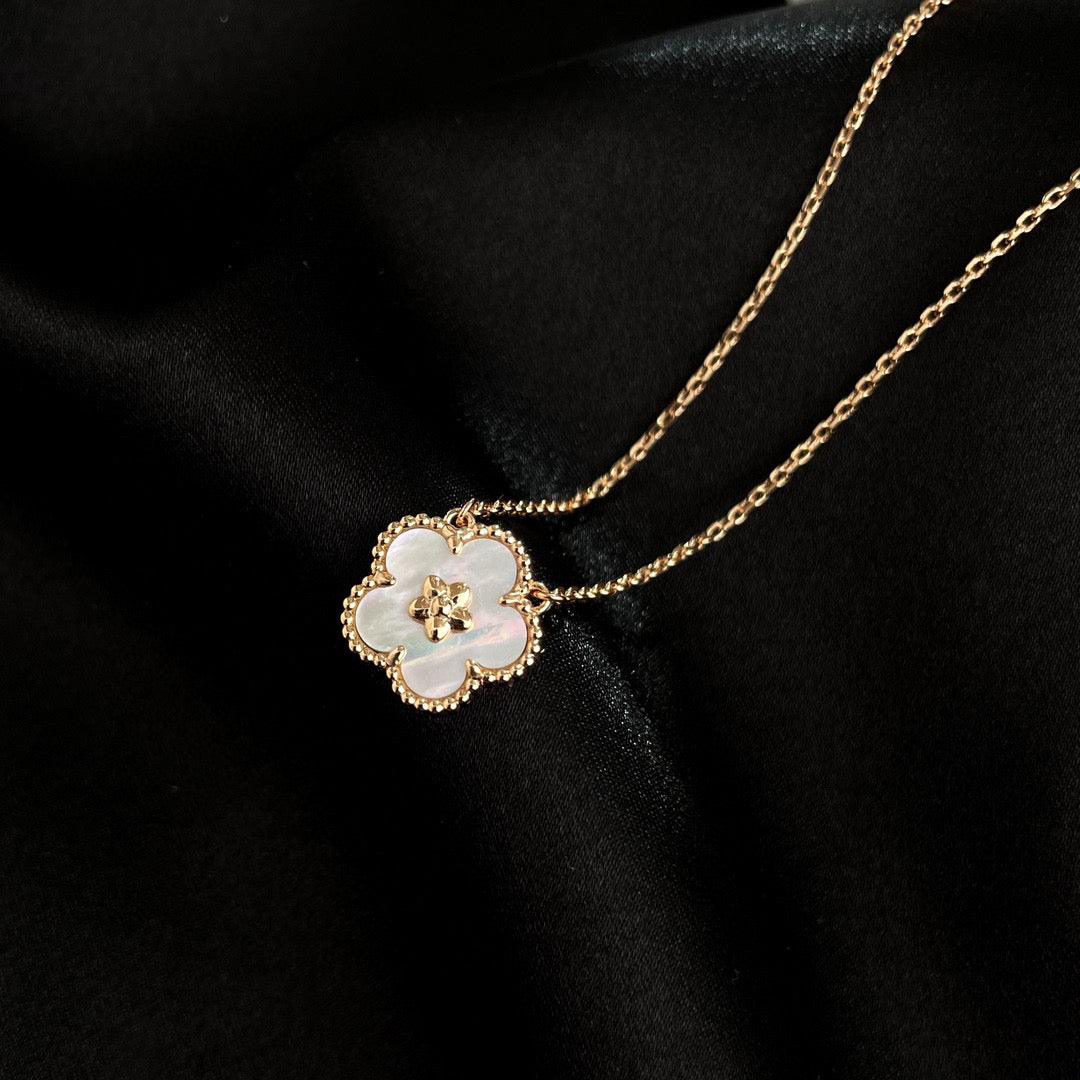 [Zalyn Jewelry ]LUCKY  WHITE MOP  PLUM BLOSSOM NECKLACE