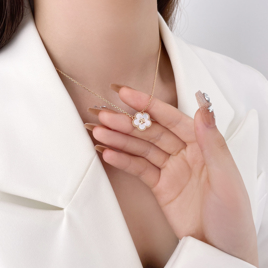 [Zalyn Jewelry ]LUCKY  WHITE MOP  PLUM BLOSSOM NECKLACE