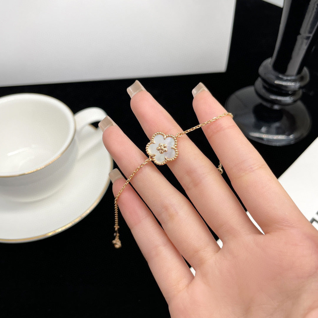 [Zalyn Jewelry ]LUCKY  WHITE MOP  PLUM BLOSSOM NECKLACE