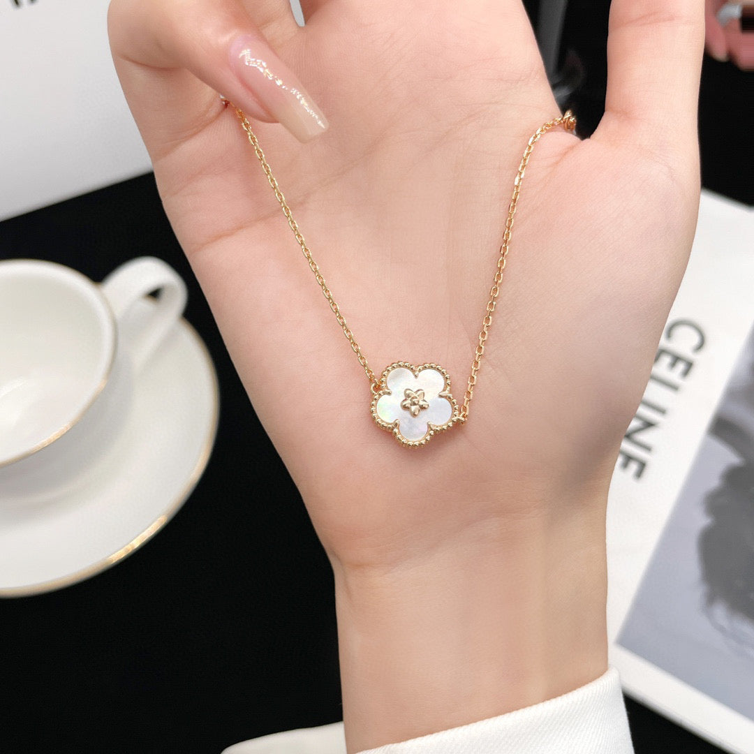 [Zalyn Jewelry ]LUCKY WHITE MOP PLUM BLOSSOM  BRACELET