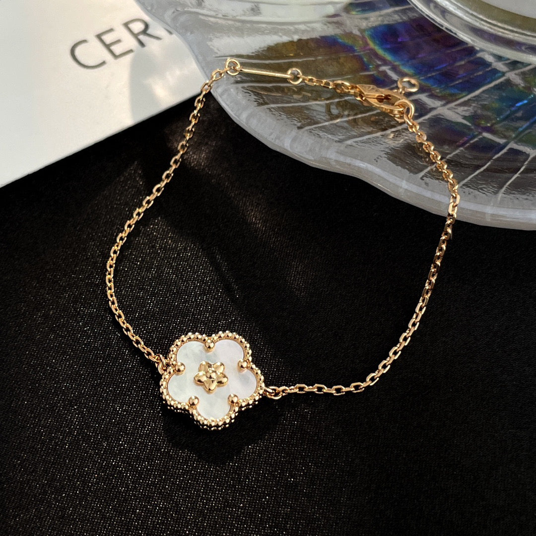 [Zalyn Jewelry ]LUCKY WHITE MOP PLUM BLOSSOM  BRACELET