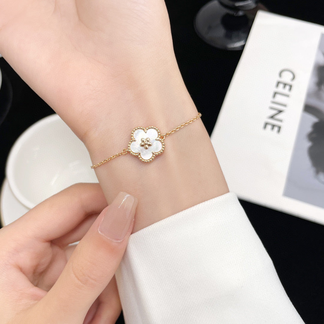 [Zalyn Jewelry ]LUCKY WHITE MOP PLUM BLOSSOM  BRACELET