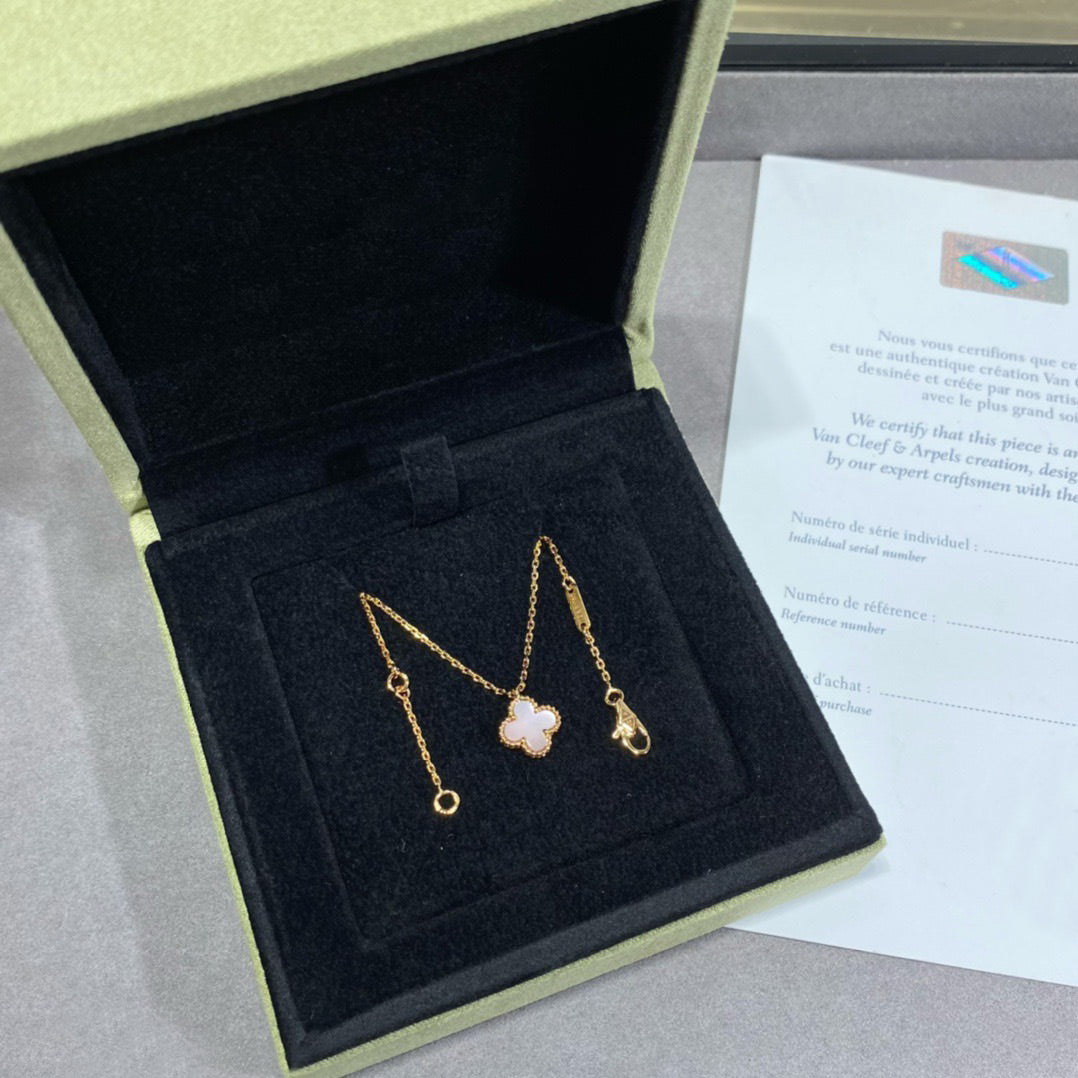 [Zalyn Jewelry ]CLOVER 9.5MM PINK MOTHER OF PEARL SINGLE FLOWER NECKLACE