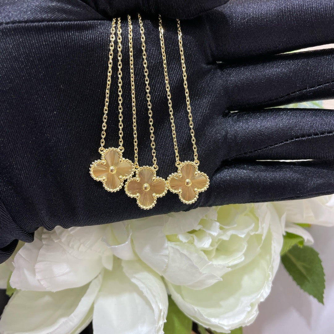 [Zalyn Jewelry ]CLOVER 15MM LASER NECKLACE