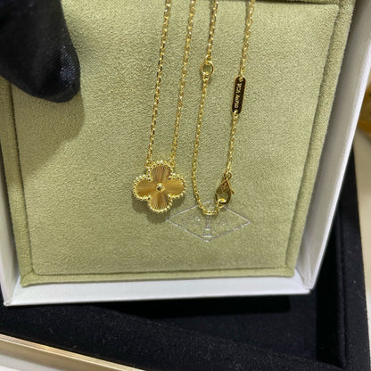 [Zalyn Jewelry ]CLOVER 15MM LASER NECKLACE