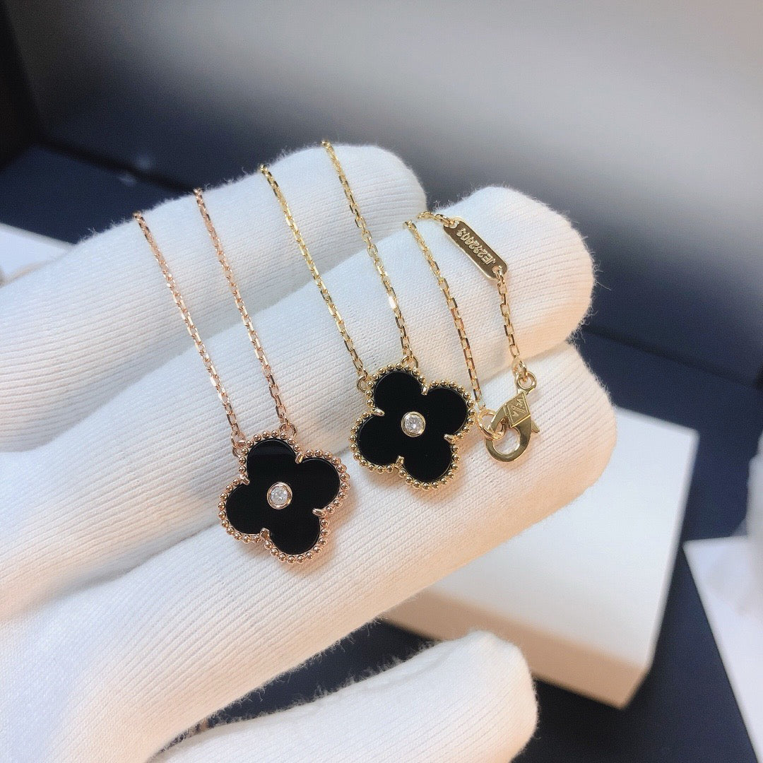 [Zalyn Jewelry ]CLOVER 15MM DIAMOND ONYX NECKLACE