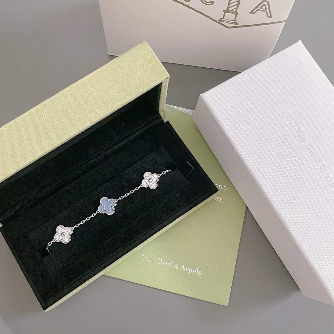 [Zalyn]LUCKY CLOVER 5-MOTIF BRACELET - PURPLE CHALCEDONY COLLECTION