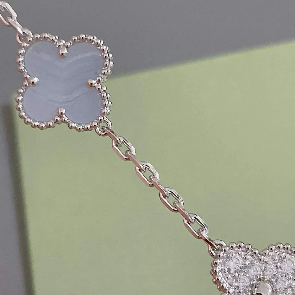 [Zalyn]LUCKY CLOVER 5-MOTIF BRACELET - PURPLE CHALCEDONY COLLECTION