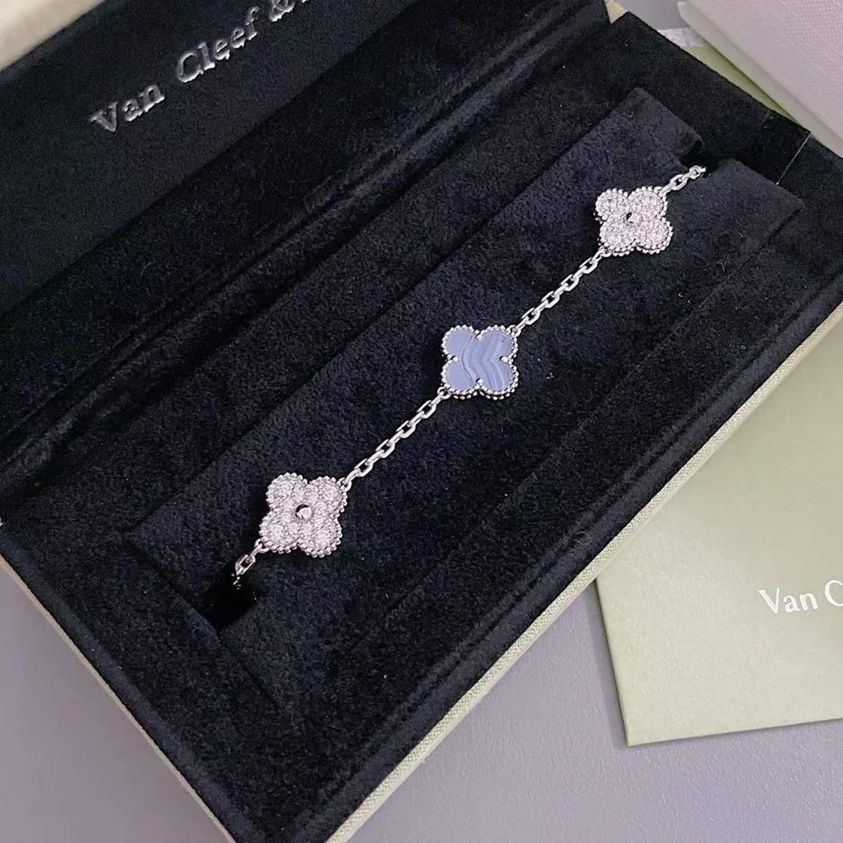 [Zalyn]LUCKY CLOVER 5-MOTIF BRACELET - PURPLE CHALCEDONY COLLECTION