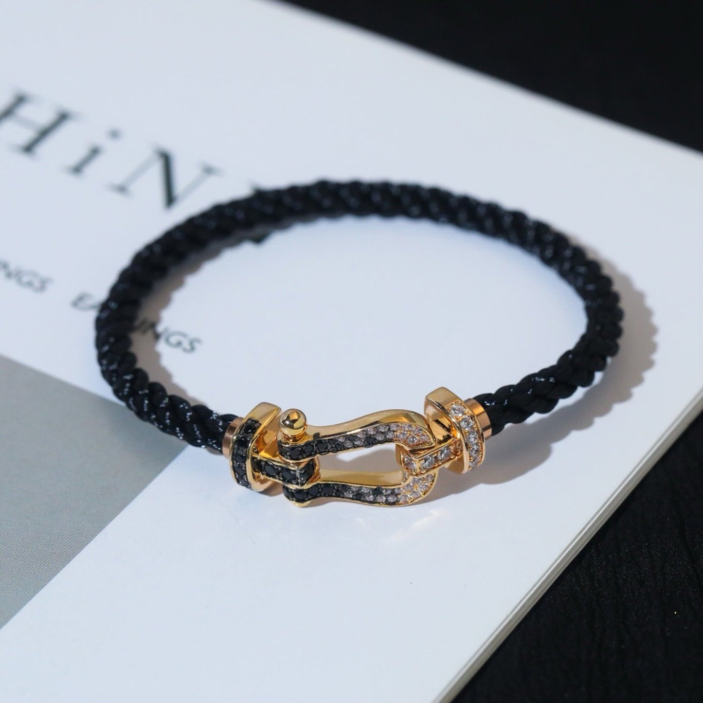 [Zalyn]FORCE LARGE HORSESHOE BLACK & WHITE DIAMOND BRACELET - WHITE GOLD