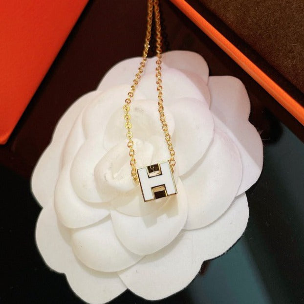 [Zalyn]H WHITE SQUARE GOLD NECKLACE