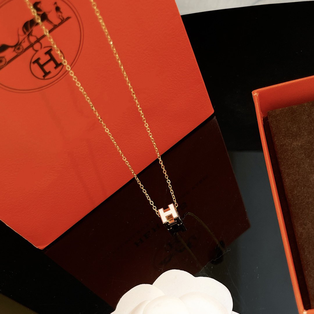 [Zalyn]H WHITE SQUARE GOLD NECKLACE