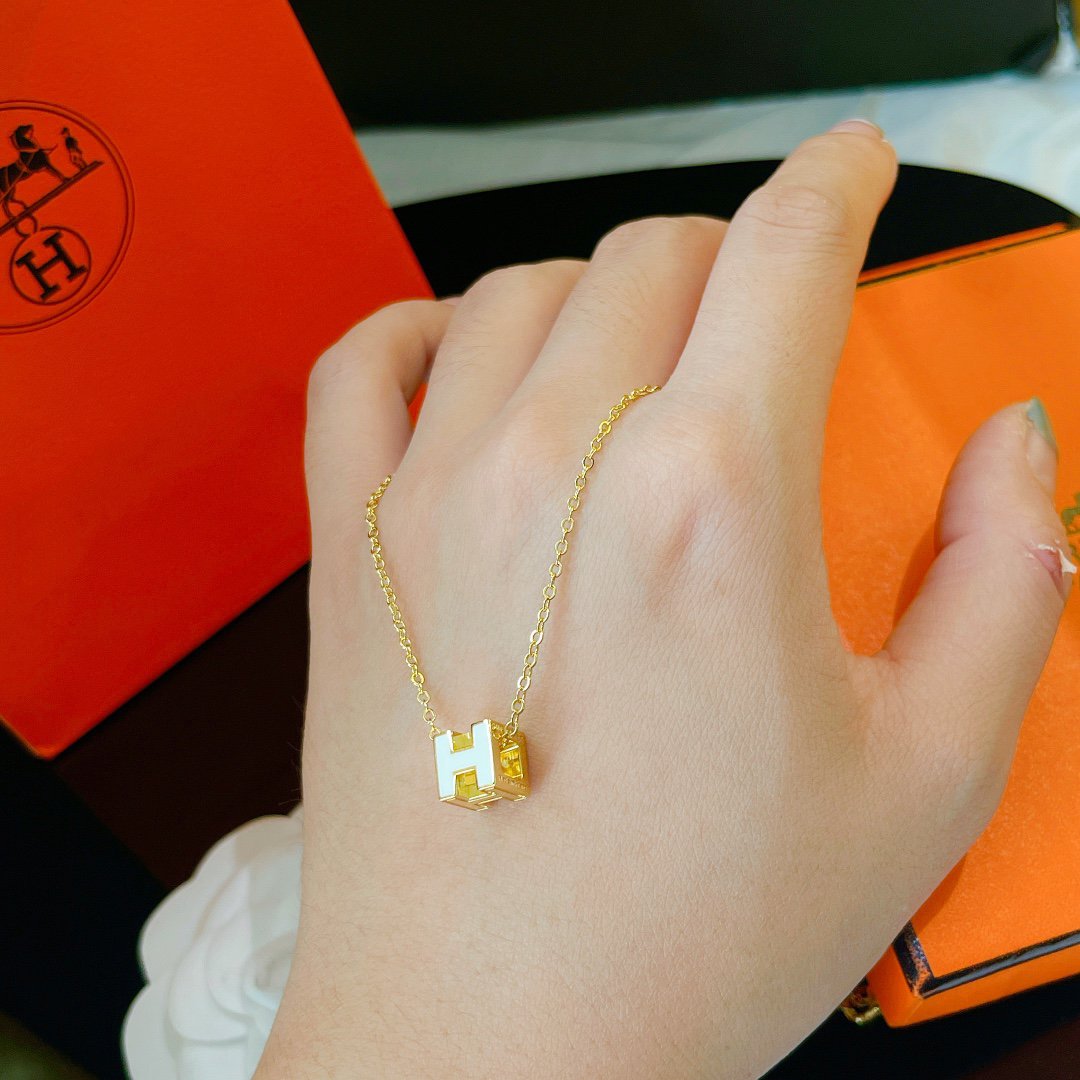 [Zalyn]H WHITE SQUARE GOLD NECKLACE