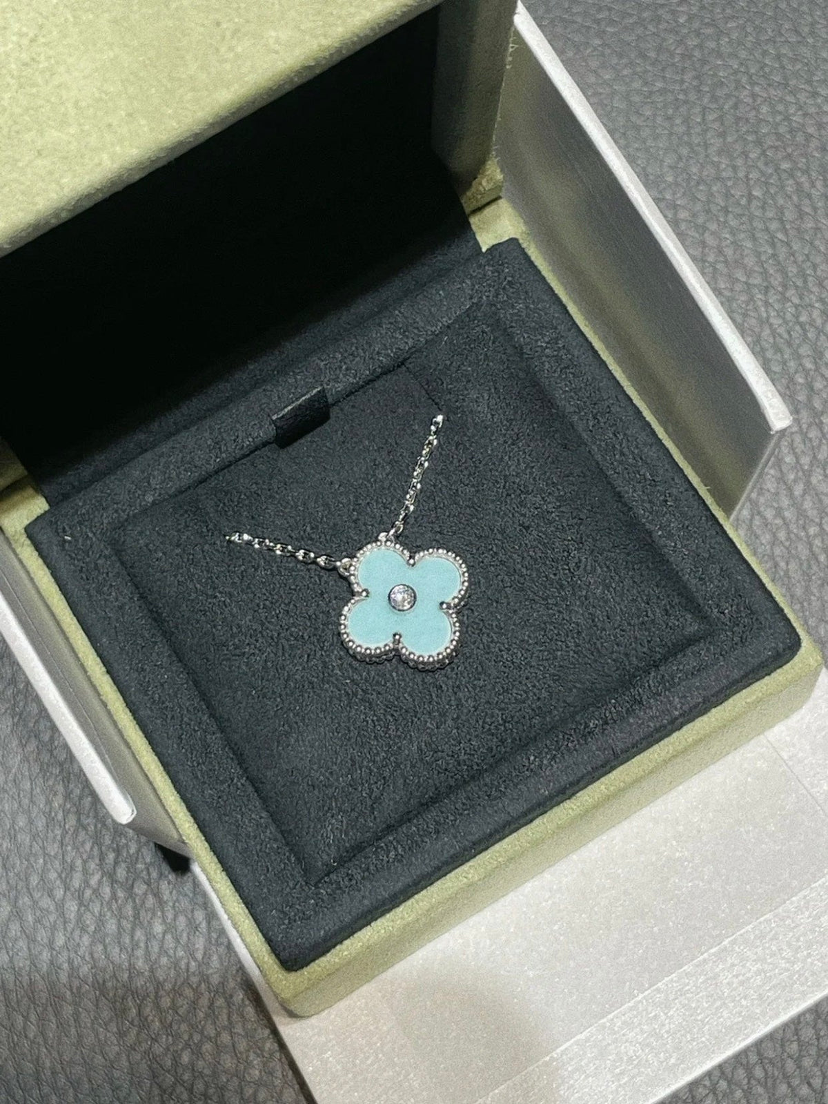 [Zalyn Jewelry ]CLOVER 1 DIAMOND LIGHT BLUE SILVER NECKLACE