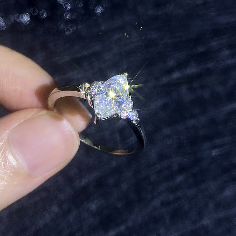 [Zalyn]ELEGANT MARQUISE CUT MOISSANITE RING WITH SIDE ACCENTS