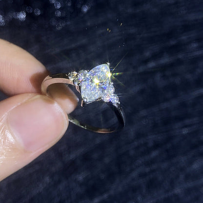 [Zalyn]ELEGANT MARQUISE CUT MOISSANITE RING WITH SIDE ACCENTS