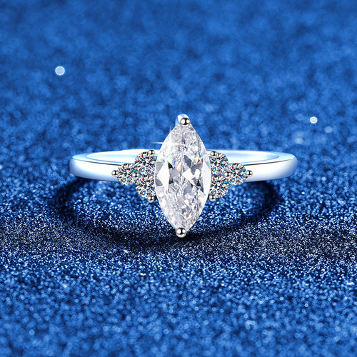 [Zalyn]ELEGANT MARQUISE CUT MOISSANITE RING WITH SIDE ACCENTS