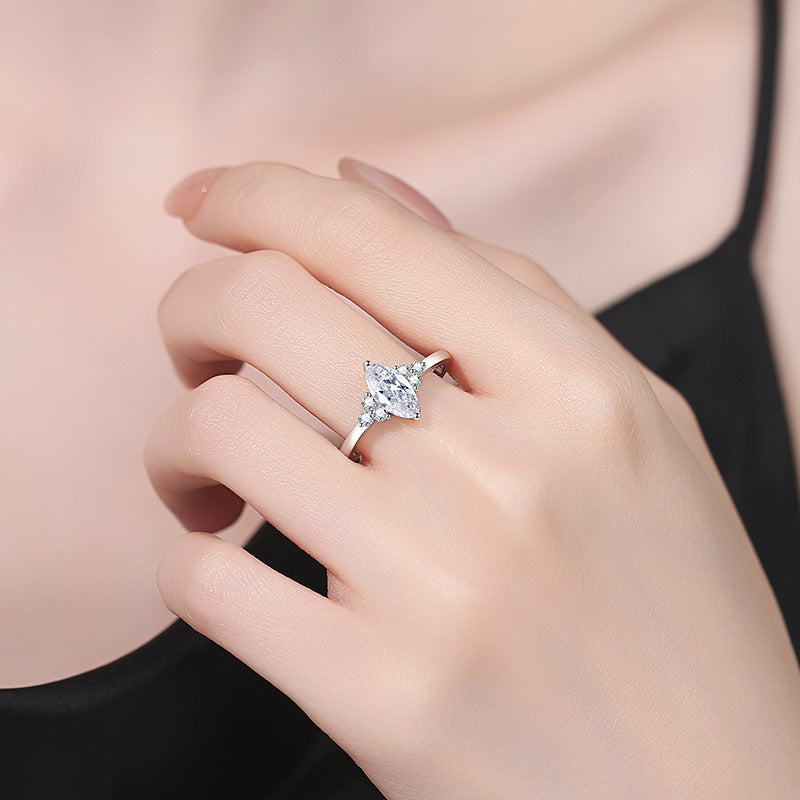 [Zalyn]ELEGANT MARQUISE CUT MOISSANITE RING WITH SIDE ACCENTS