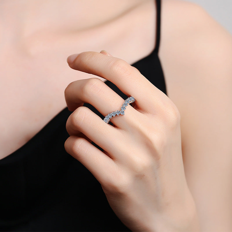 [Zalyn]ELEGANT V-SHAPED CHEVRON MOISSANITE RING