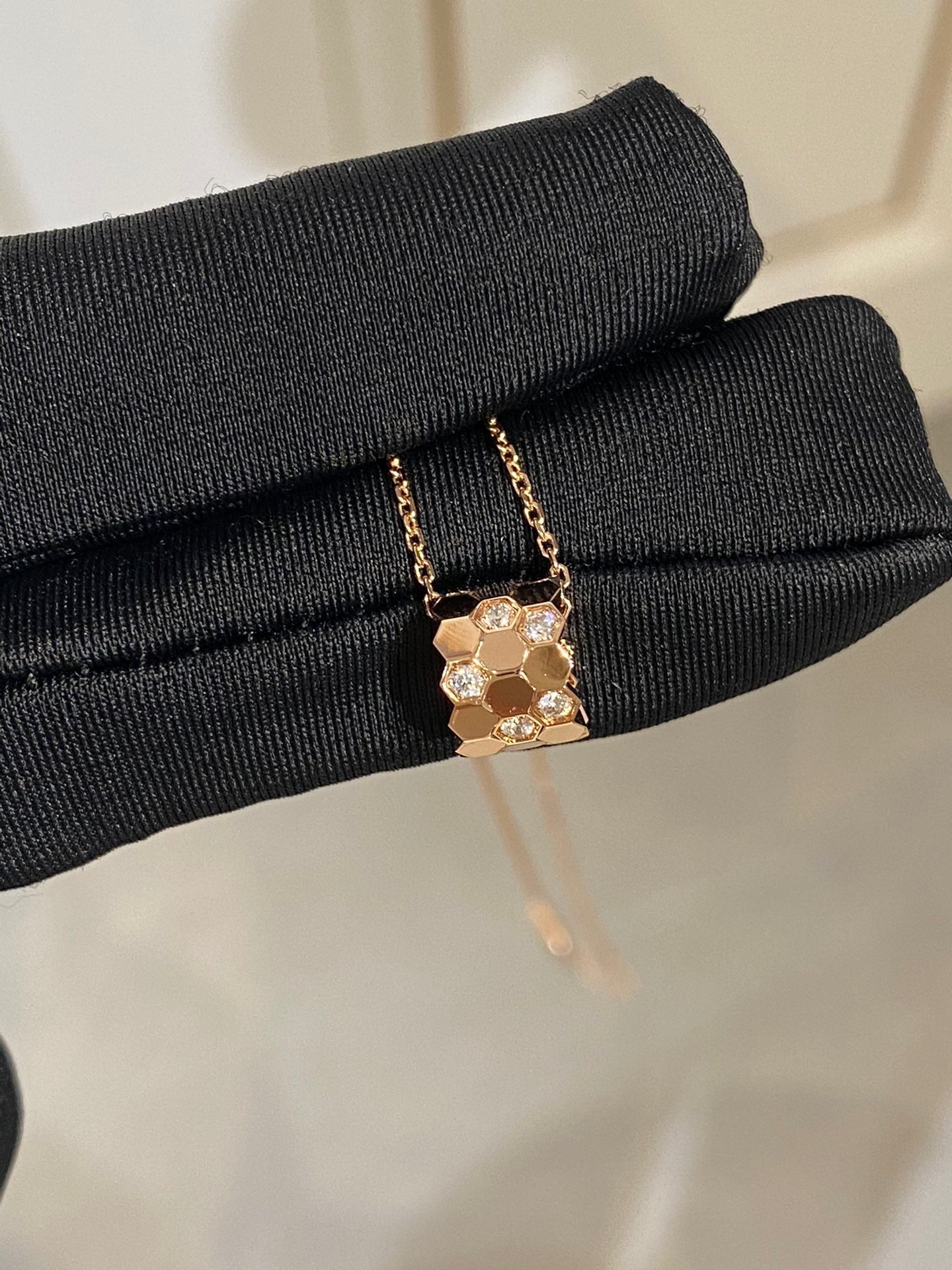 [Zalyn]BEE LOVE DIAMOND NECKLACE