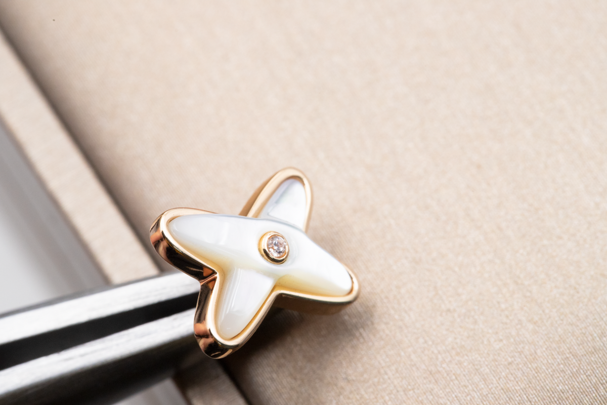[Zalyn Jewelry ]JEUX DE WHITE MOP PINK GOLD DIAMOND EARRINGS