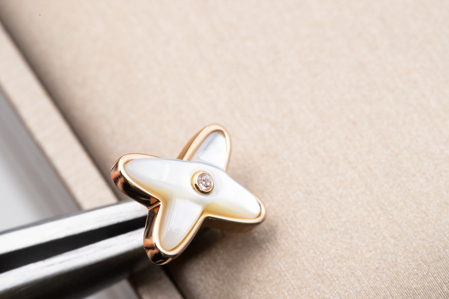 [Zalyn]JEUX DE WHITE MOP ROSE GOLD DIAMOND EARRINGS