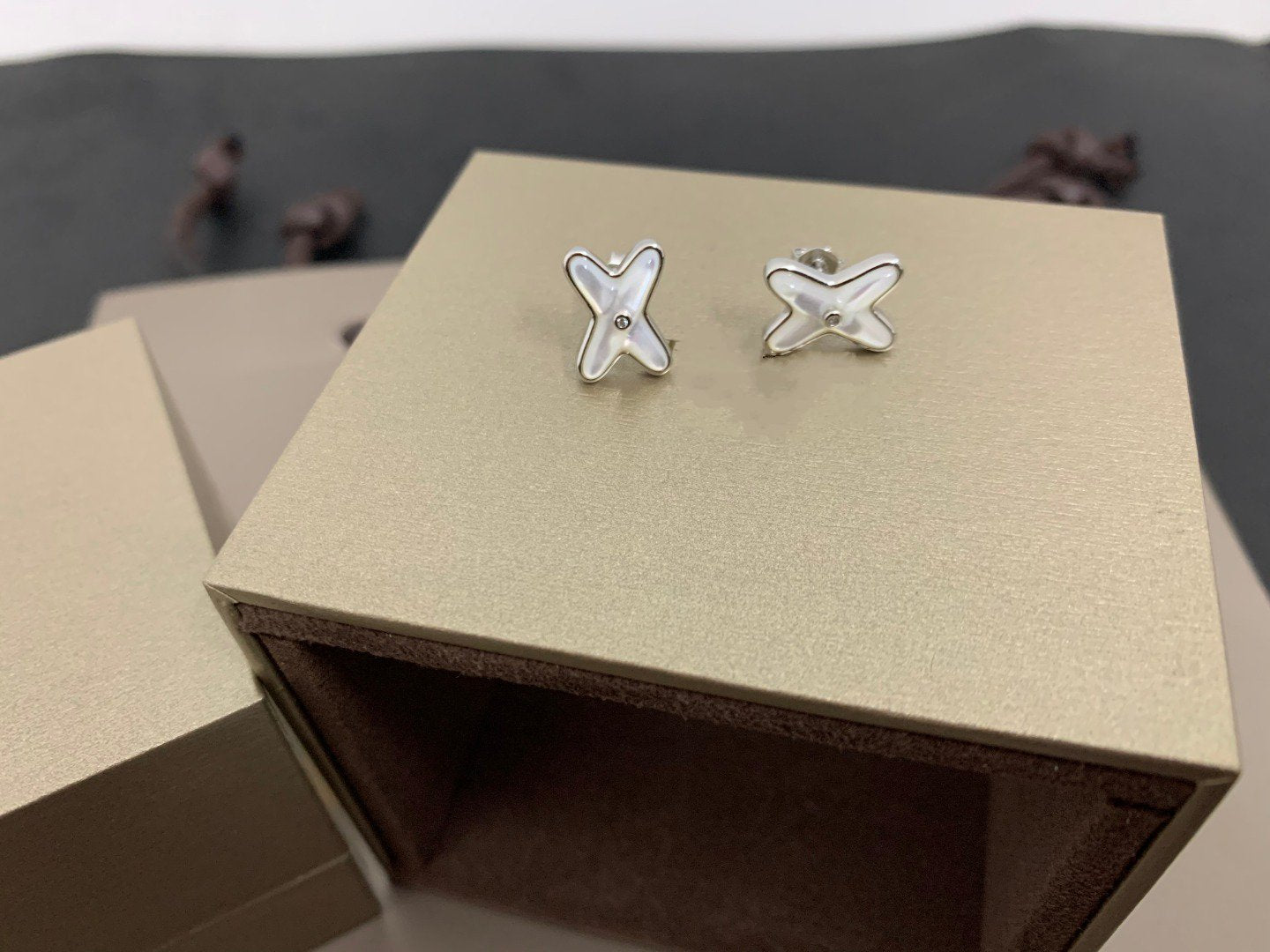 [Zalyn]JEUX DE WHITE MOP SILVER DIAMOND EARRINGS