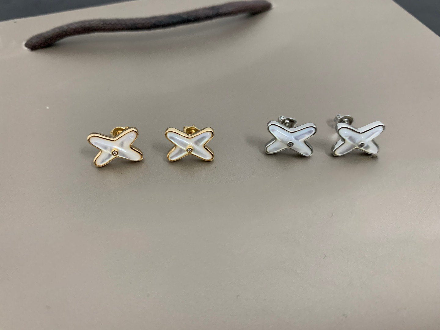 [Zalyn]JEUX DE WHITE MOP SILVER DIAMOND EARRINGS