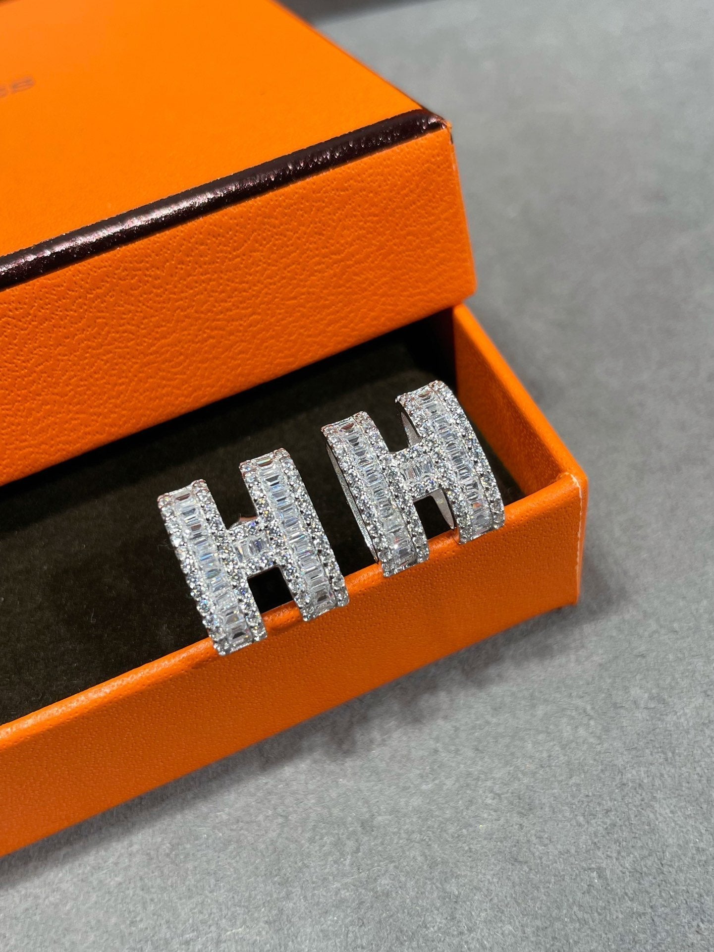 [Zalyn]H STUD EARRINGS WITH SILVER DIAMONDS
