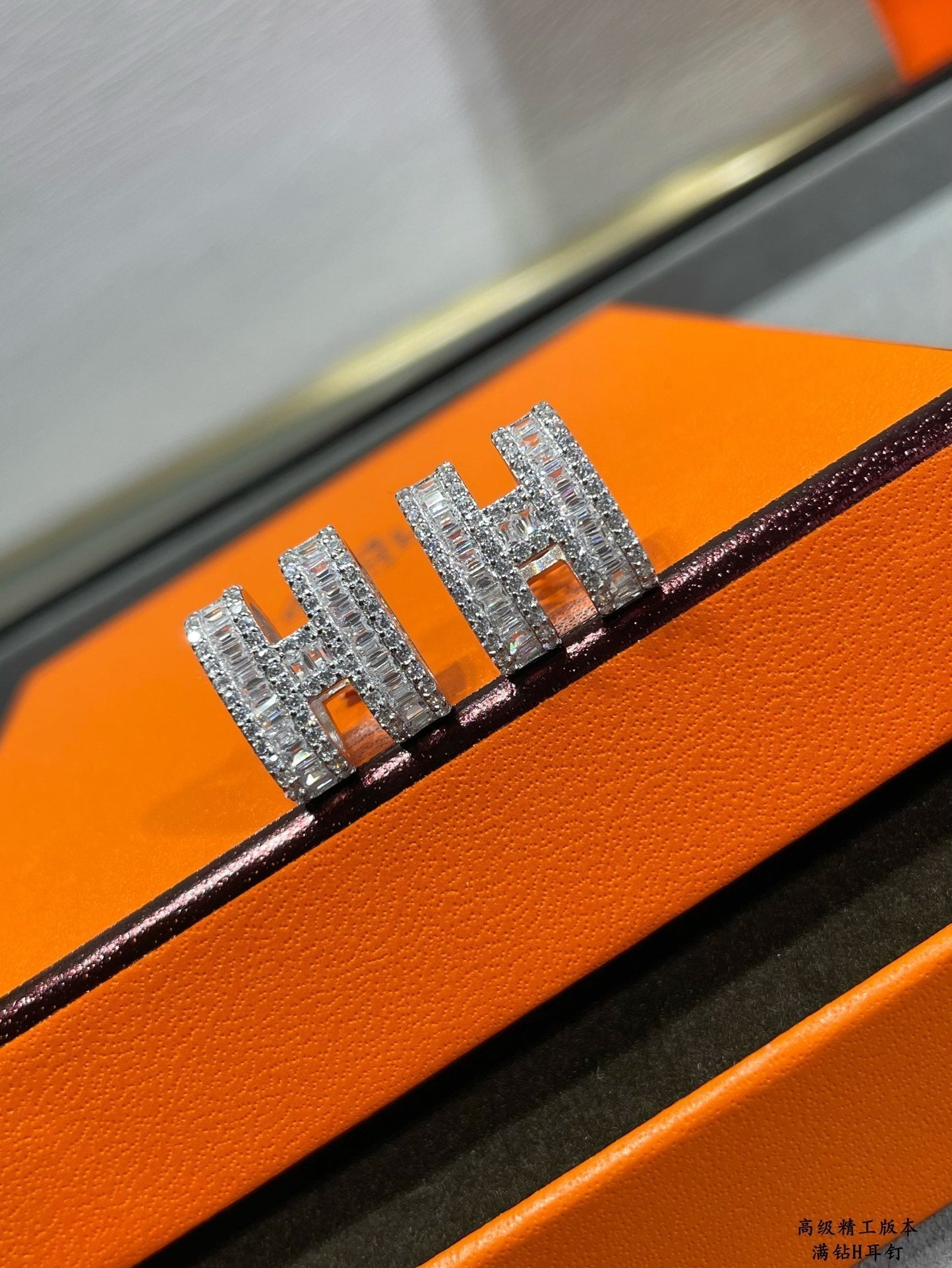 [Zalyn]H STUD EARRINGS WITH SILVER DIAMONDS
