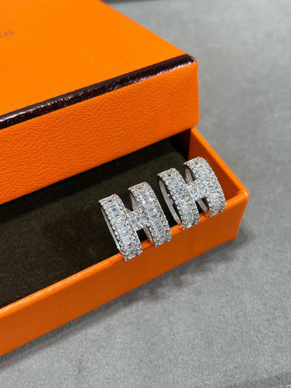 [Zalyn]H STUD EARRINGS WITH SILVER DIAMONDS