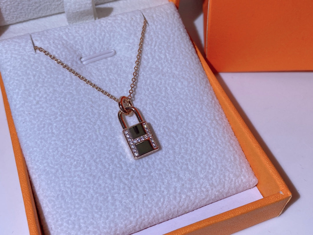 [Zalyn]HM ADVANCED NICHE LOCK HEAD NECKLACE DIAMONDS