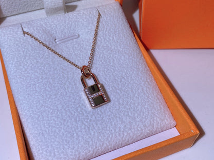 [Zalyn]HM ADVANCED NICHE LOCK HEAD NECKLACE DIAMONDS