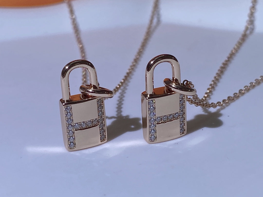 [Zalyn]HM ADVANCED NICHE LOCK HEAD NECKLACE DIAMONDS