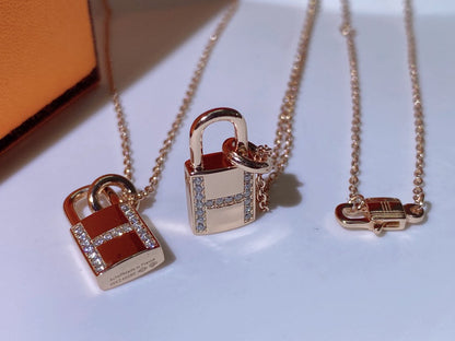 [Zalyn]HM ADVANCED NICHE LOCK HEAD NECKLACE DIAMONDS