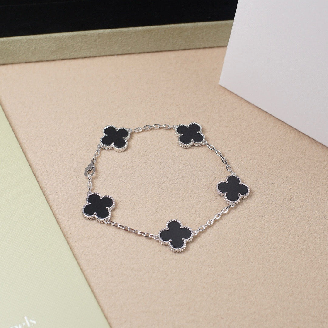 [Zalyn]LUCKY CLOVER 5-MOTIF BRACELET - BLACK OXNY COLLECTION