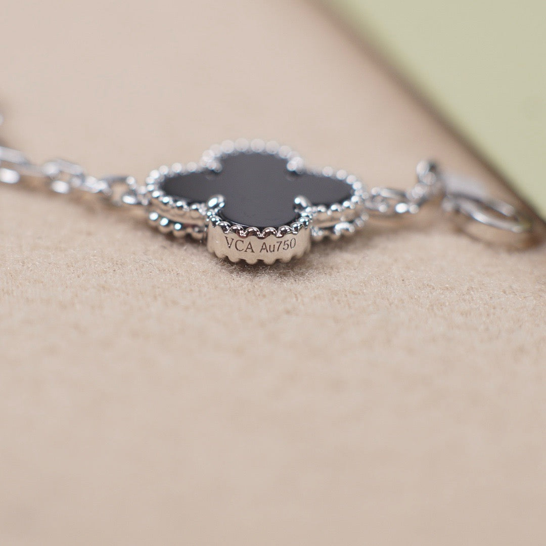 [Zalyn]LUCKY CLOVER 5-MOTIF BRACELET - BLACK OXNY COLLECTION