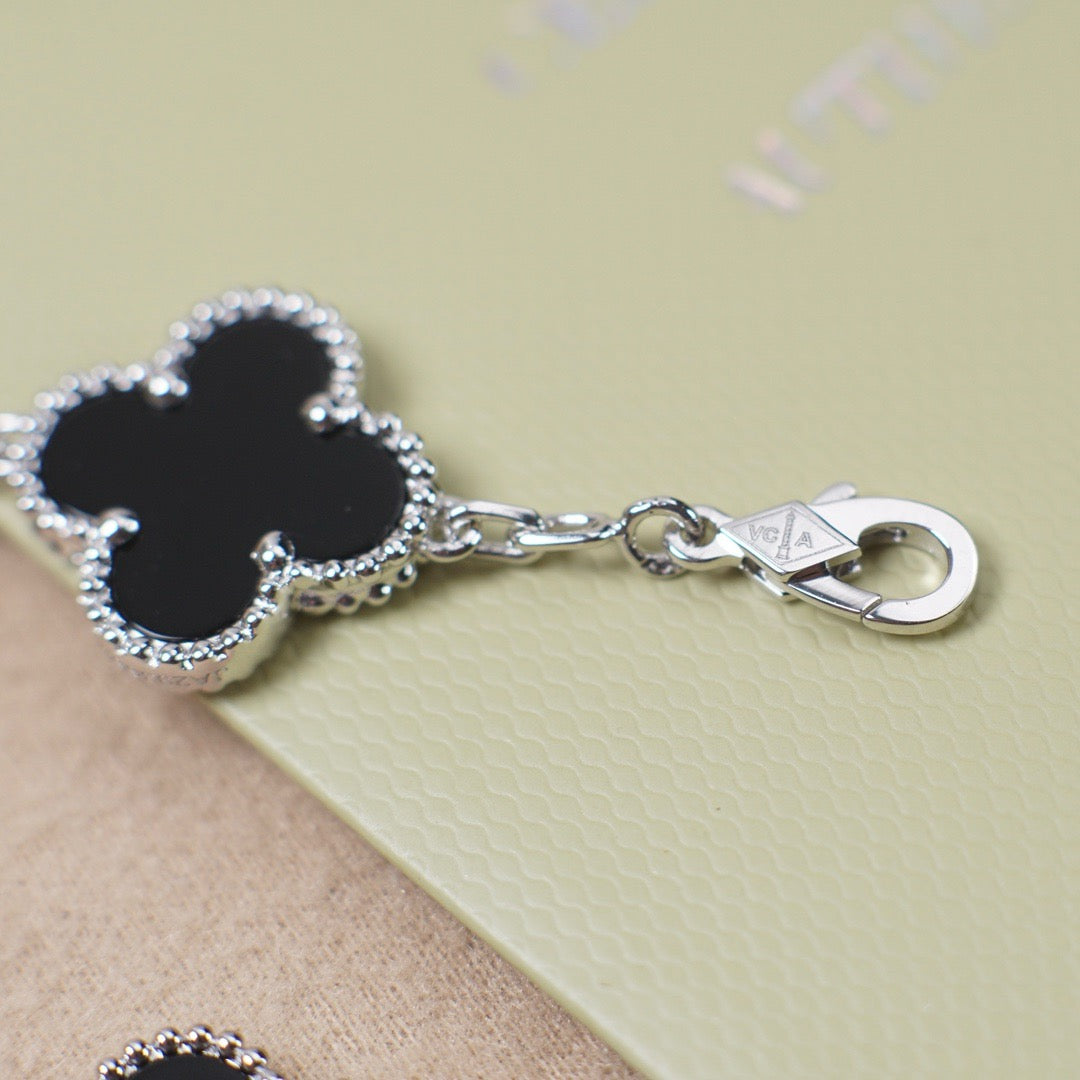 [Zalyn]LUCKY CLOVER 5-MOTIF BRACELET - BLACK OXNY COLLECTION