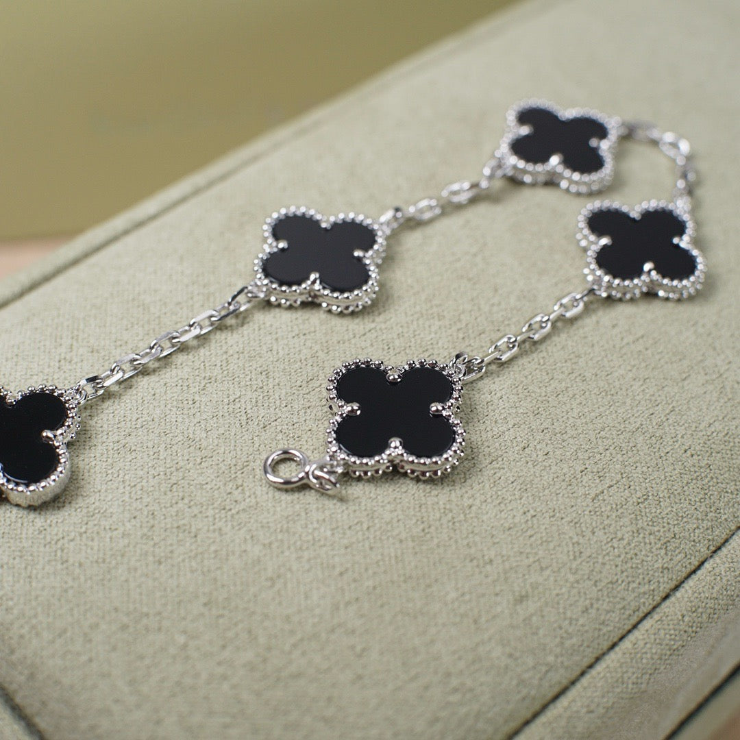[Zalyn]LUCKY CLOVER 5-MOTIF BRACELET - BLACK OXNY COLLECTION