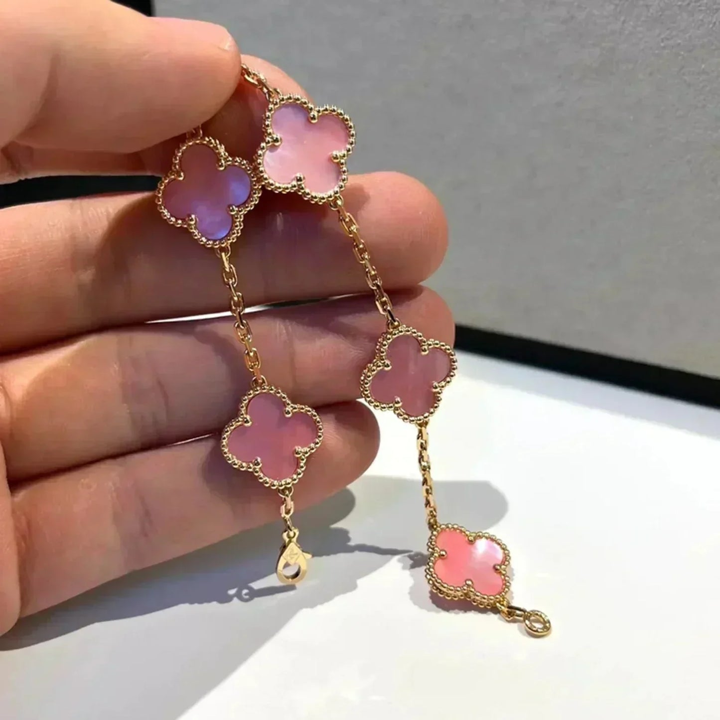 [Zalyn]LUCKY CLOVER 5-MOTIF BRACELET - PINK MOTHER-OF-PEARL COLLECTION