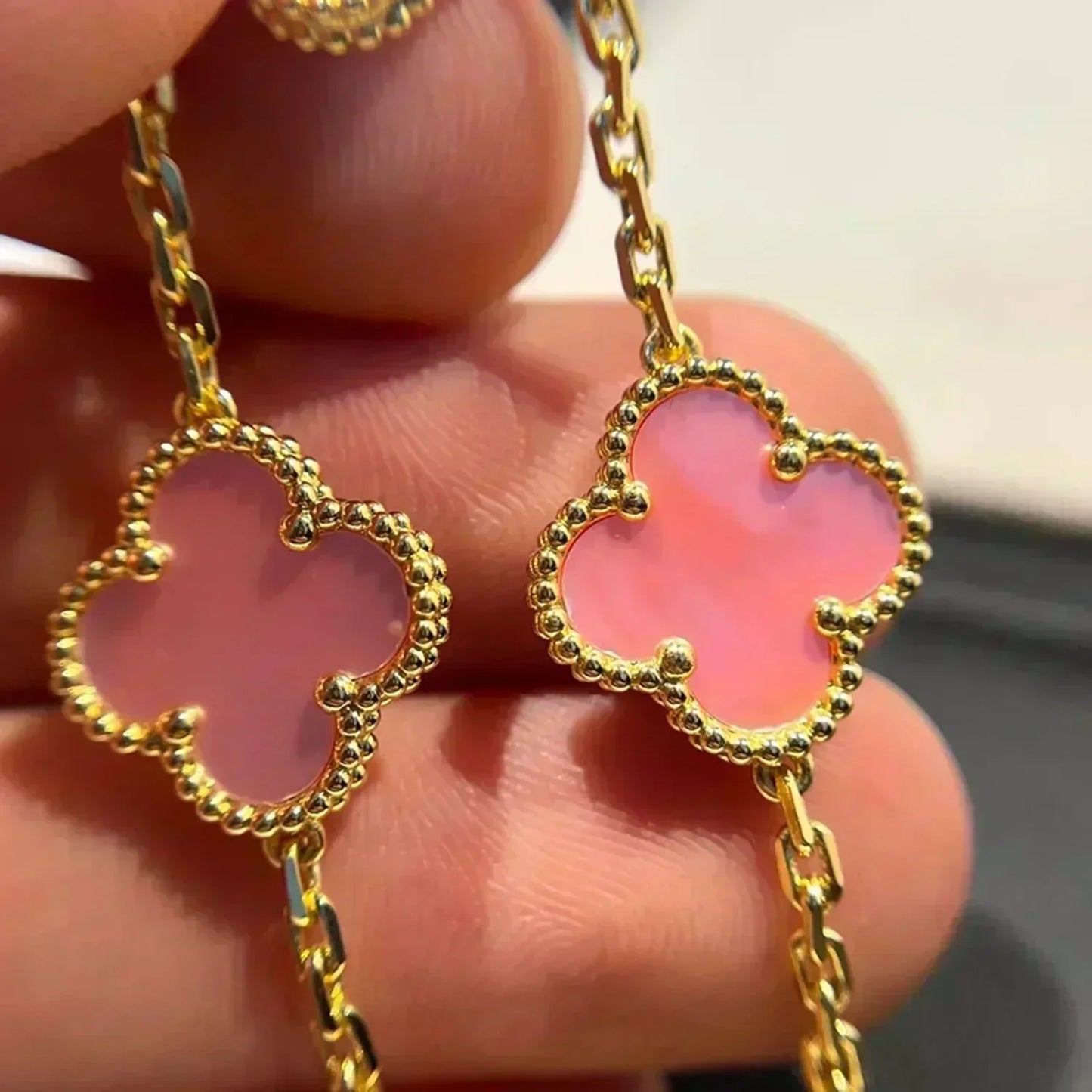 [Zalyn]LUCKY CLOVER 5-MOTIF BRACELET - PINK MOTHER-OF-PEARL COLLECTION