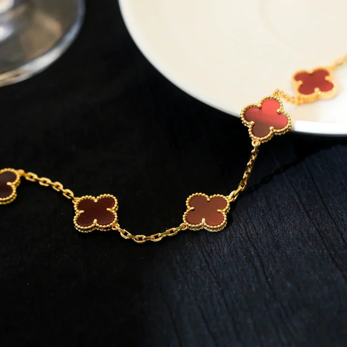 [Zalyn]LUCKY CLOVER 5-MOTIF BRACELET - RED CARNELIAN COLLECTION